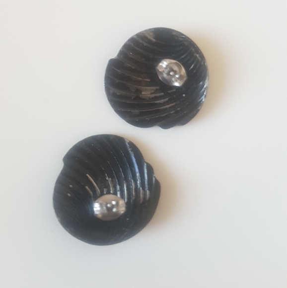 Black Shell-Shaped Earrings - Picture 5 of 8